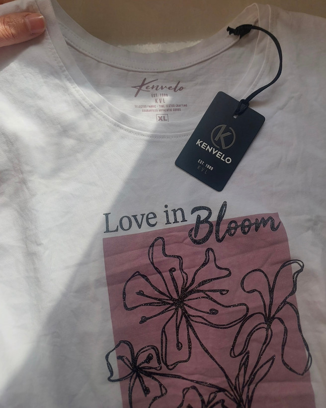 تیشرت زنانه Kenvelo طرح گل و نوشته Love in Bloom سایز XL